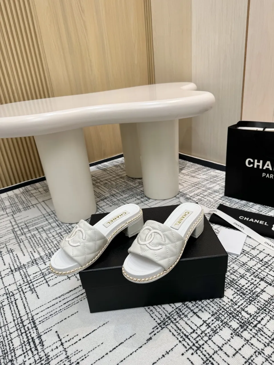 👟👟Ex-factory price 480👟👟 Top version Chanel Chanel - 2025 spring model, counter top double C sandals, this classic design; the extraordinary double C incorporates a variety of color elements... The diversified mix and match is very beautiful and versatile, very light on the foot, comfortable, super delicate and elegant, and can be used outdoors... ꫛꫀꪝ Go➫ Material: ❶Upper made of: Original imported sheepskin ❷Inner lining: Original sheepskin lining ❸Outsole based on: Original Italian genuine leather outsole Counter boutique packaging complete set for women 35–40 (customized for 41) 3 colors available (black, white, pink)